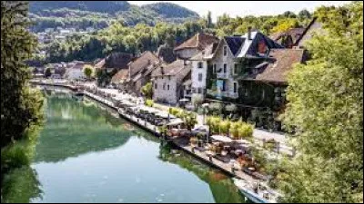 Je vous propose de vous détendre sur le canal de Savières, à Chanaz. Village de l'arrondisement de Chambéry, il se situe dans le département ...