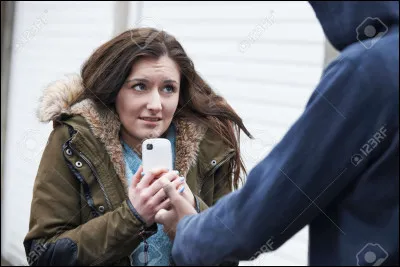 Tu te fais agresser par :