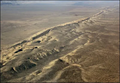 Quel est le nom de la faille sismique qui longe la côte de la Californie ?