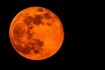 Quel adjectif qualifie la lune lors de la lunaison suivant Pâques ?