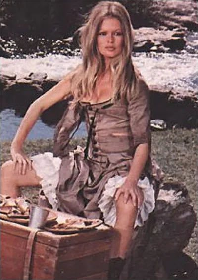 Avec quelle actrice partage-t-elle l'affiche dans le film ''Les Pétroleuses'' de Christian-Jaque ?