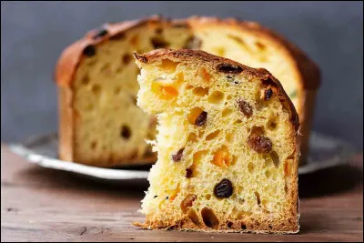 Quelle brioche fourrée de raisins secs, de fruits confits et de zestes d'agrumes sert-on traditionnellement à Noël, en Italie ?