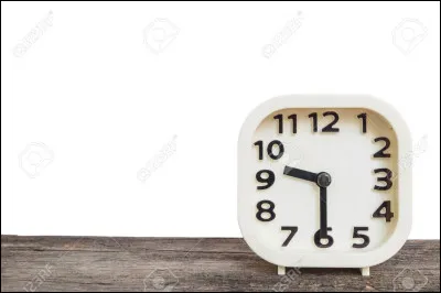 Oh ! Toujours pas arrivé, tu regardes l'heure sur une autre horloge et tu vois ceci : 
Quelle heure est-il ?