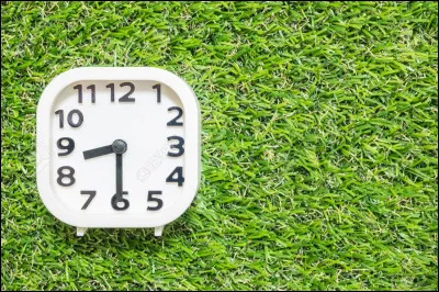 Tu regardes alors ton téléphone et tu vois qu'il est affiché 8 h 30. Comment se fait-il que l'heure n'est pas bonne ?