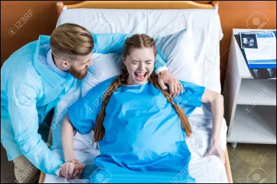 Karine, ta meilleure amie, enceinte, a accouché il y a 4 h. À quelle heure a-t-elle accouché ?