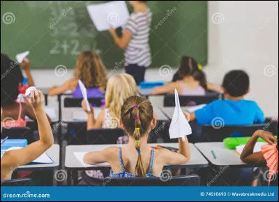 Situation 5 : tu as lancé un avion en papier dans la classe, et le professeur le voit et demande : "Qui a lancé cet avion ?". 
Que fais-tu ?