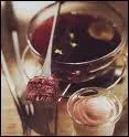 Quelle est cette fondue o l'on trempe la viande dans du vin rouge chaud ?