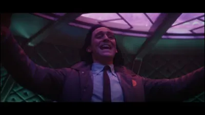 Dans quelle langue Loki chante-t-il dans le train, après avoir trop bu ?