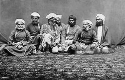 En quoi les Thugs se déguisaient-ils lors de leurs attaques ?