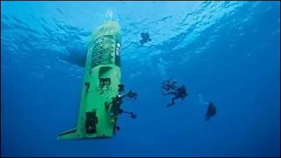 Quelle est la temp&eacute;rature maximale atteinte par l'eau issue de la fosse des Mariannes lorsqu'elle sort de sources hydrothermales ?