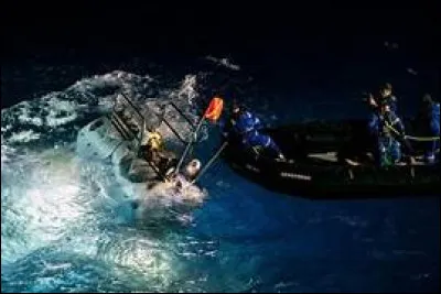 Avec quel lieu de la plan&egrave;te la fosse des Mariannes constitue-t-elle un p&ocirc;le g&eacute;omorphique ?