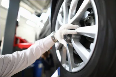 Comment appelle-t-on le réglage de l'angle que forment les roues entre elles ?