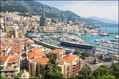 Dans quel département la principauté de Monaco est-elle enclavée ?