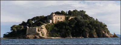 Quel nom porte le fort dans lequel les présidents de la République passent leurs vacances ?