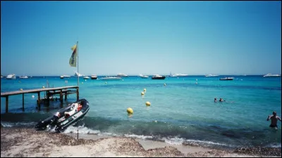 Dans quelle commune se trouve la célèbre plage de Pampelonne ?