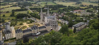La basilique Notre-Dame de Montligeon, consacrée à "Notre-Dame Libératrice des âmes du Purgatoire", église de pèlerinage, est un vaste édifice néogothique érigé de 1894 à 1911 en pleine campagne : elle se situe ...