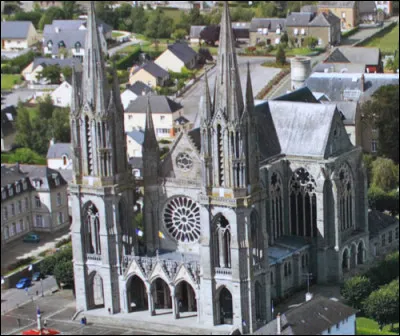 La basilique Notre-Dame de Pontmain, édifiée à la fin du XIXe siècle à proximité du site de l'apparition mariale de Pontmain en 1871, est d'une taille démesurée pour un village de 800 habitants : elle se trouve ...