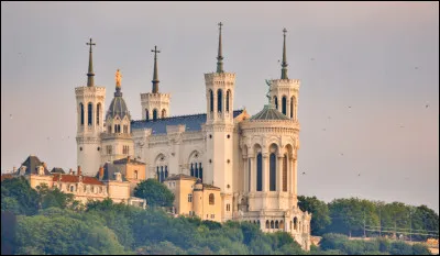 La grande basilique Notre-Dame de Fourvière, construite entre 1872 et 1884, dans un style néo-byzantin, se trouve à ...