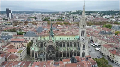 La basilique Saint-Epvre est une grande église, de style néogothique rayonnant, construite entre 1864 et 1874 et reconnaissable par sa flèche de 87 mètres de hauteur : elle se trouve à ...