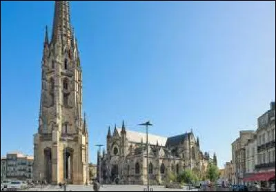 Cette basilique Saint-Michel est la deuxième plus grande église de la ville. Bâtie du XIVe au XVIe siècle, elle est caractéristique du style gothique flamboyant et possède un campanile séparé de l'édifice et s'élevant à une hauteur de 114 mètres : elle se trouve à ...