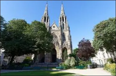Cette basilique Sainte-Clotilde, grande église de près de 100 mètres long construite entre 1846 et 1857, est caractéristique de l'architecture néogothique avec ses deux flèches de façade : elle se situe à
