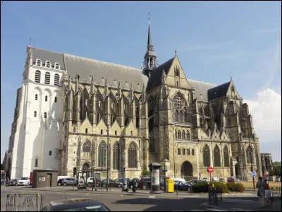 Cette basilique est le plus vaste édifice gothique des Hauts-de-France après la cathédrale d'Amiens ; elle a été édifiée du XIIe au XVe siècle et conserve sa tour-porche héritée de l'ancienne abbatiale carolingienne : dans quelle ville se trouve-t-elle ?