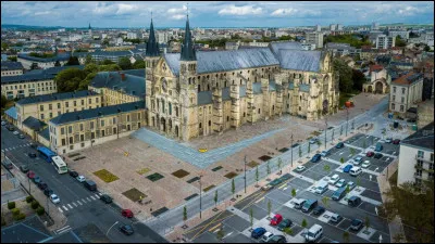 La basilique Saint-Rémi, ancienne église abbatiale construite au XIe siècle en style roman, puis transformée avec de nombreux apports gothiques, se trouve à ...