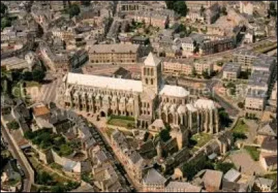 L'abbatiale de la Trinité, grand édifice de 127 mètres de long, est l'église d'une ancienne abbaye bénédictine, édifiée à la fin du XIe siècle puis en grande partie reconstruite à l'époque gothique : dans quelle ville normande se trouve-t-elle ?