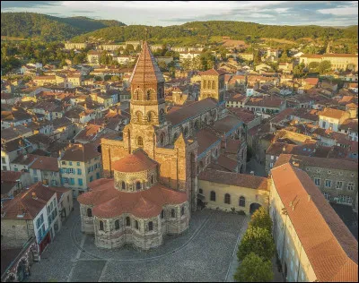 La basilique Saint-Julien, longue de 74 mètres, est la plus vaste église romane d'Auvergne : dans quelle ville se trouve-t-elle ?