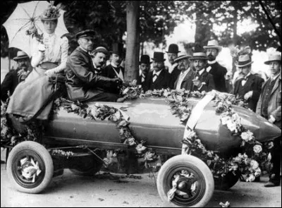 Comment se nomme cette automobile électrique capable de franchir les 100 km/h dès 1899 ?