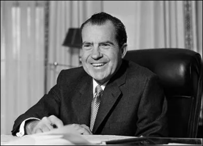 Quelle affaire pousse Richard Nixon à démissionner en 1974 ?