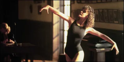 Dans le film ''Flashdance'', quelle profession Alexandra Owens exerce-t-elle, en plus d'être danseuse ?
