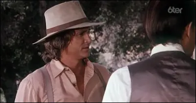 Dans "Coquin de printemps" qui s'installe dans la pension de Molly et embrasse cette dernière ?