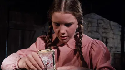 Quel cadeau reçoit Laura de la part de son grand ami Isaïah Edwards ?