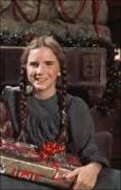 Quel cadeau d'anniversaire, Charles a-t-il choisi pour Laura, qui ne semble pas très emballée ?