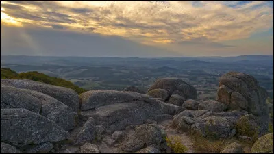 Complétez : Il ___ pris les pieds dans une corde et a glissé sur ___ rochers.