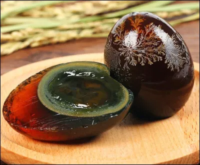 L'oeuf de 100 ans est un mets de Chine conservé 100 ans dans un mélange de cendres d'argile et de chaux.