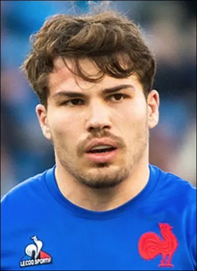 Antoine Dupont est le capitaine de l'équipe de France de handball.