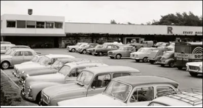 Le 15 juin 1963, Leclerc ouvre le premier hypermarché de France à Sainte-Geneviève-des-Bois.