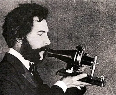 Qui a inventé le téléphone en 1876 ?