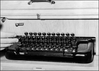 Par quelle couleur était désignée la ligne de communication directe établie le 30 août 1963 entre les États-Unis et lUnion soviétique à la suite d'un accord signé entre les deux pays ?