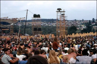 Combien de groupes ou d'artistes solo se sont produits lors du festival de Woodstock ?