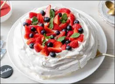 Quel dessert australien est composé d'une meringue moelleuse, nappée de chantilly et recouverte de fruits ?