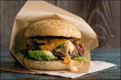 Dans un hamburger traditionnel, quelle viande garnie ce célèbre sandwich ?