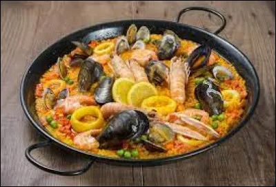 Quelle épice donne la couleur jaune au riz dans la paella ?