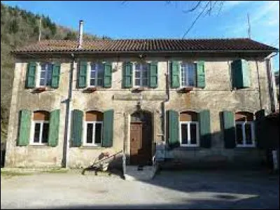Petit village Aveyronnais de 35 habitants, Tauriac-de-Camarès se situe en région ...