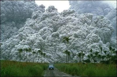 Qu'appelle t-on une 'nue ardente' sur les pentes d'un volcan ?