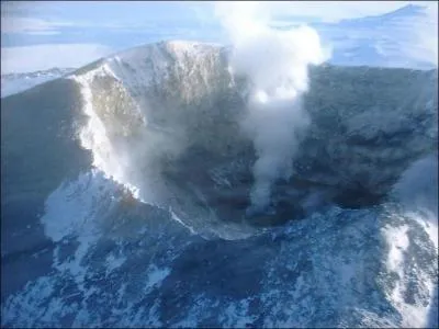 Le mont Erebus est l'un des volcans les plus connus du ple Sud. A quoi doit-il sa triste notorit ?