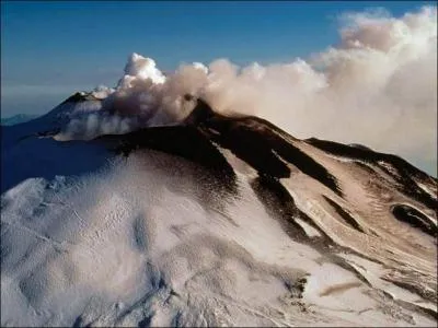 L'Etna est le volcan le plus haut d'Europe. A quelle altitude culmine-t-il ?