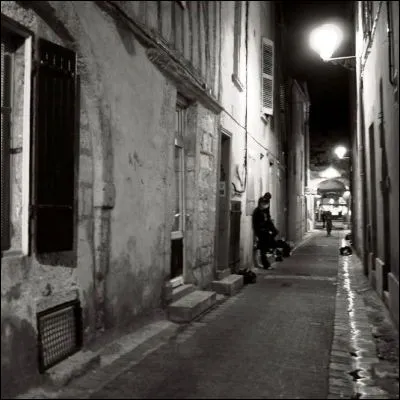 Quel écrivain a été récompensé pour son roman "Rue des boutiques obscures" ?